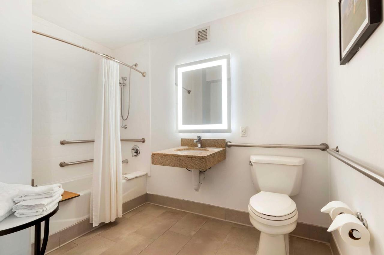 | Best Western Premier Kansas City Sports Complex Hotel