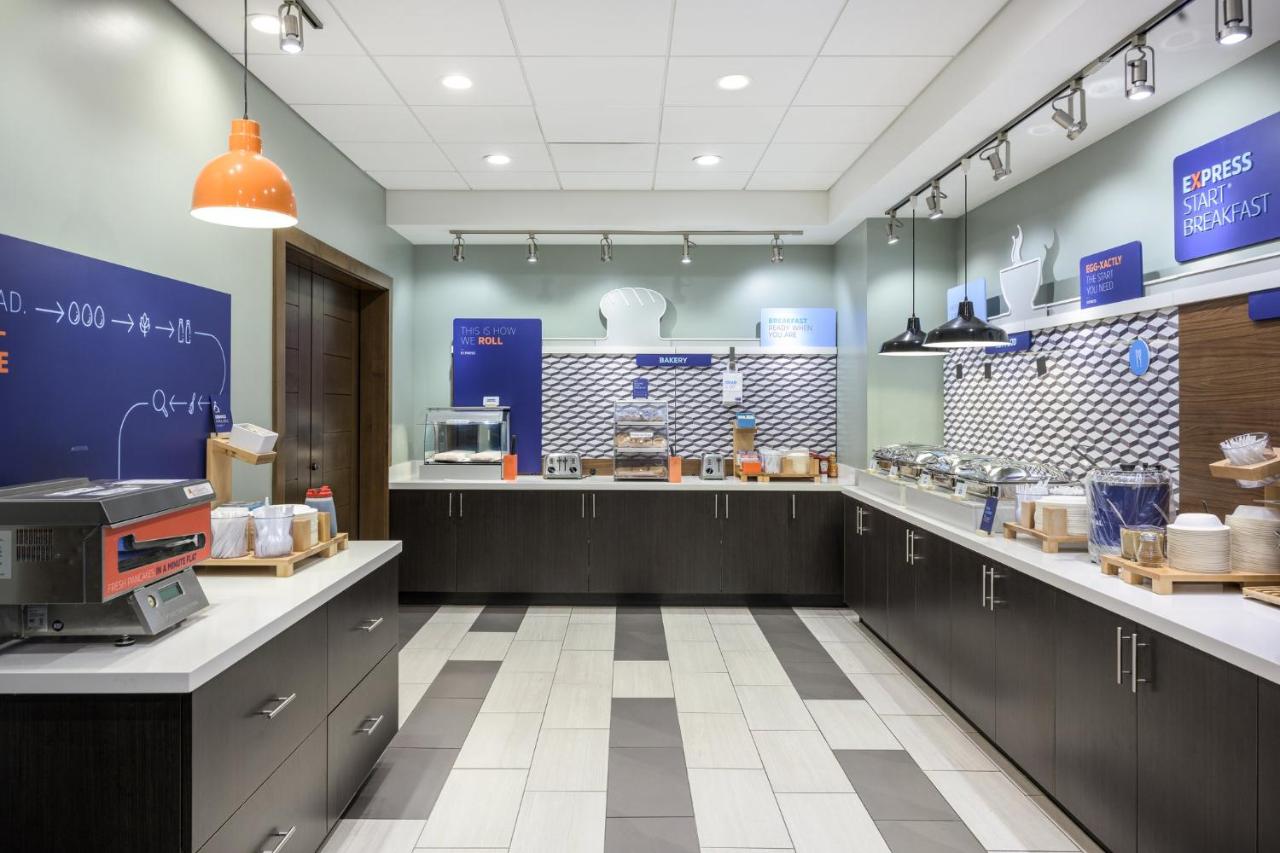 | Holiday Inn Express & Suites Phoenix East - Gilbert, an IHG Hotel