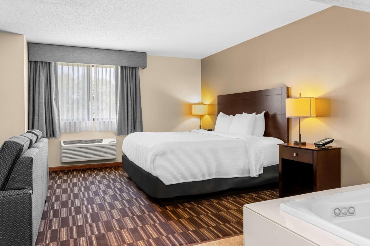 King Suite - Non-Smoking at Best Western University Inn