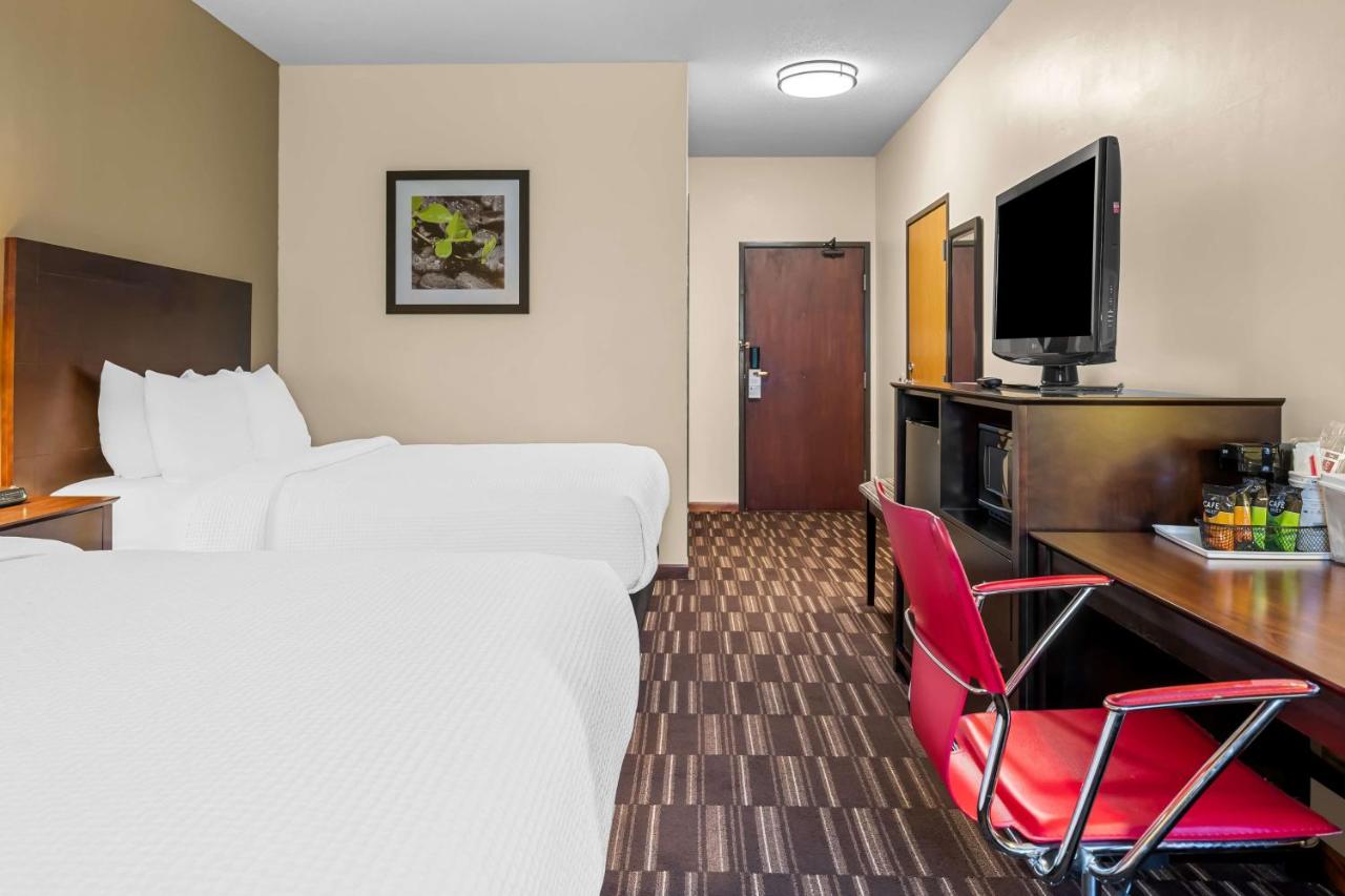 Queen Room with Two Queen Beds and Bath Tub - Disability Access at Best Western University Inn