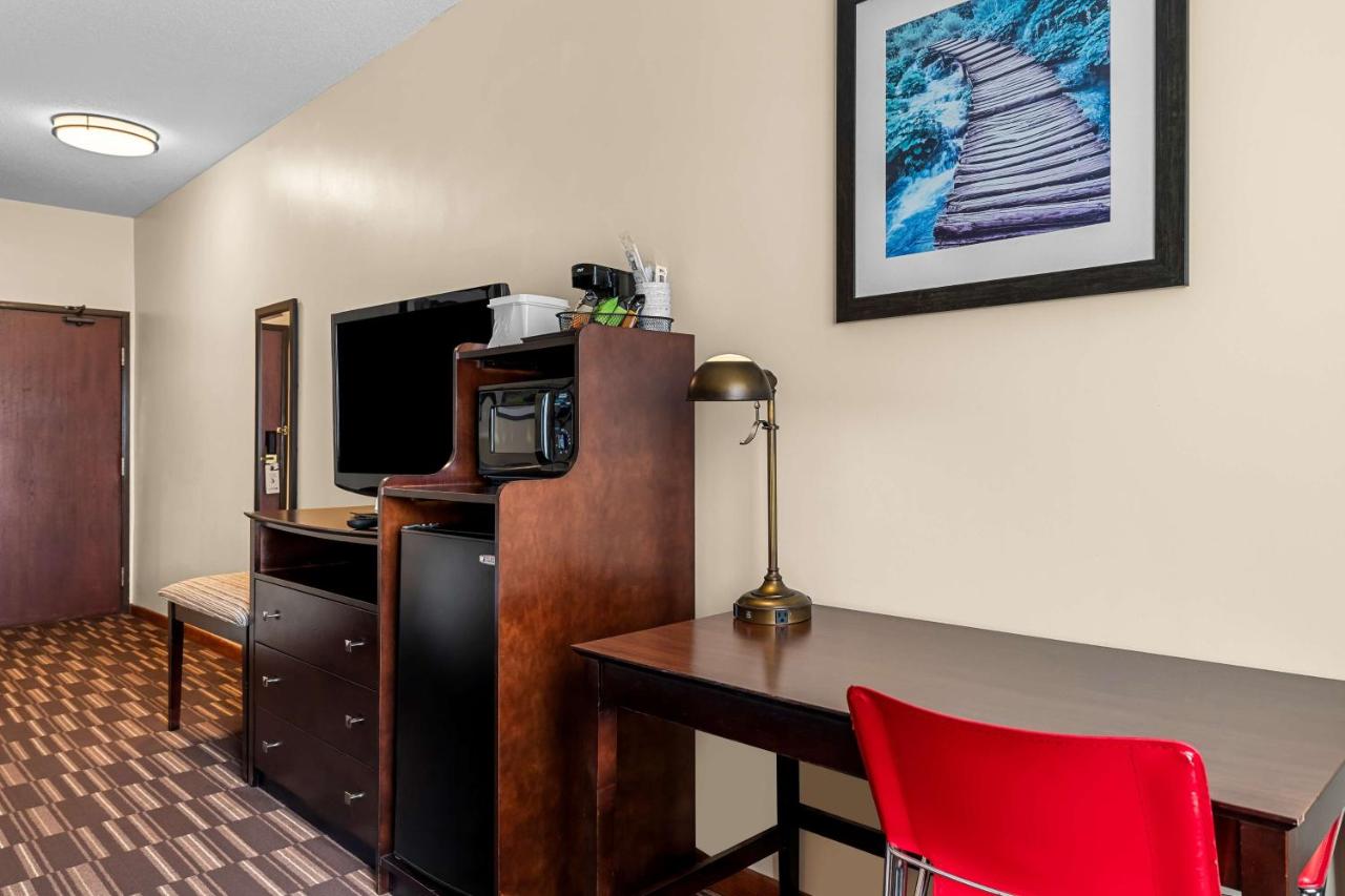 Queen Room with Two Queen Beds and Bath Tub - Disability Access at Best Western University Inn