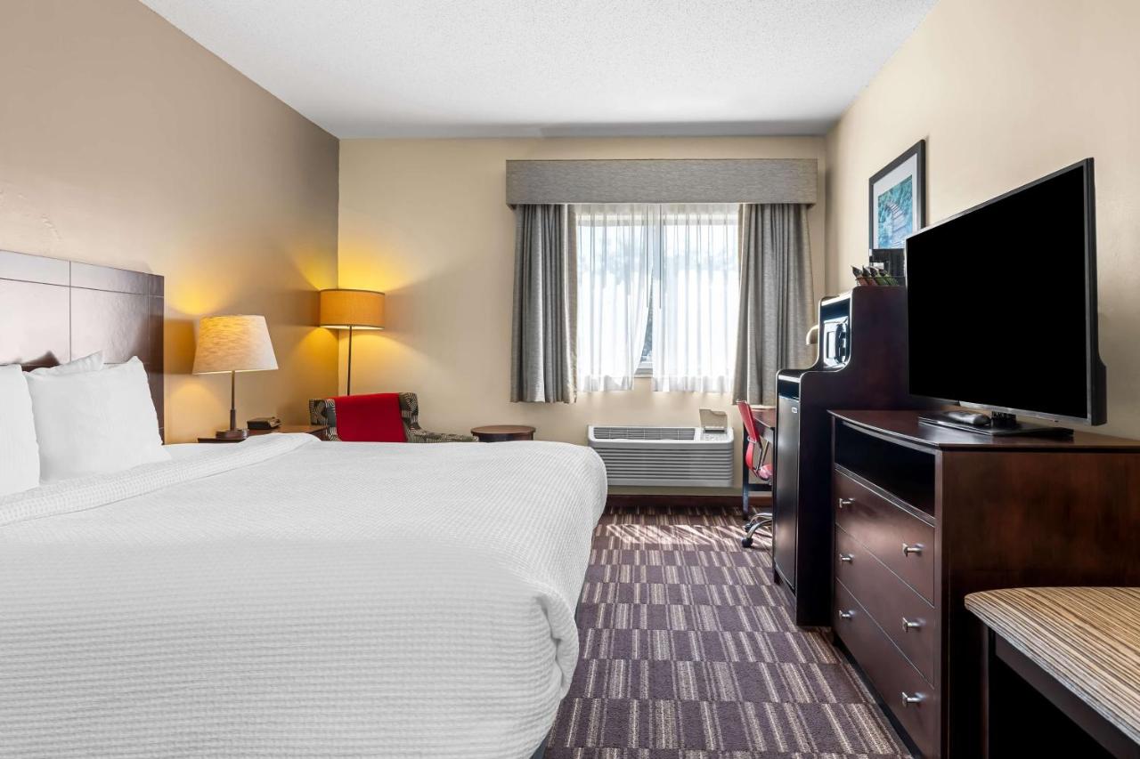 Queen Room with Bath Tub - Disability Access at Best Western University Inn