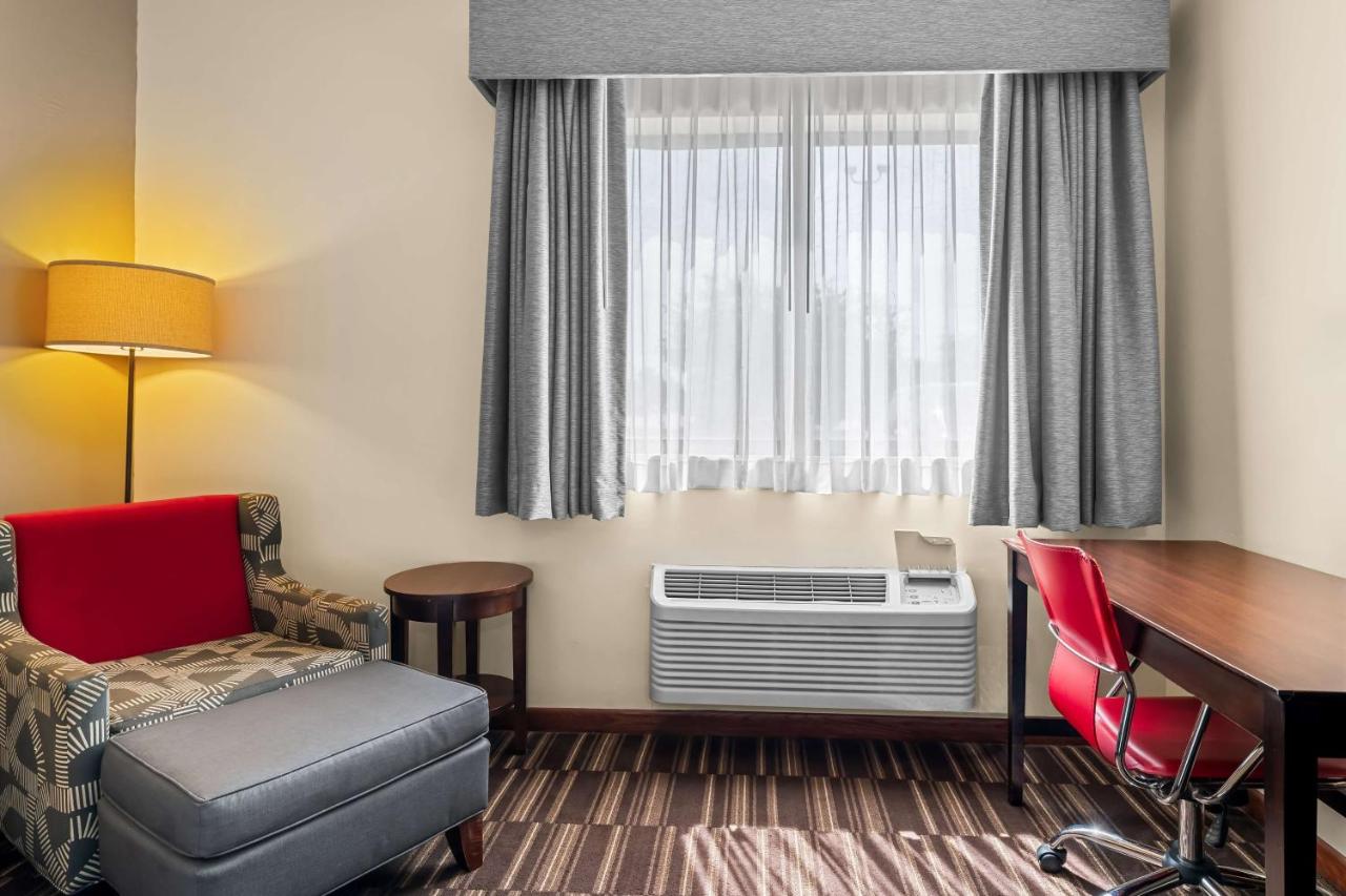 Queen Room with Bath Tub - Disability Access at Best Western University Inn