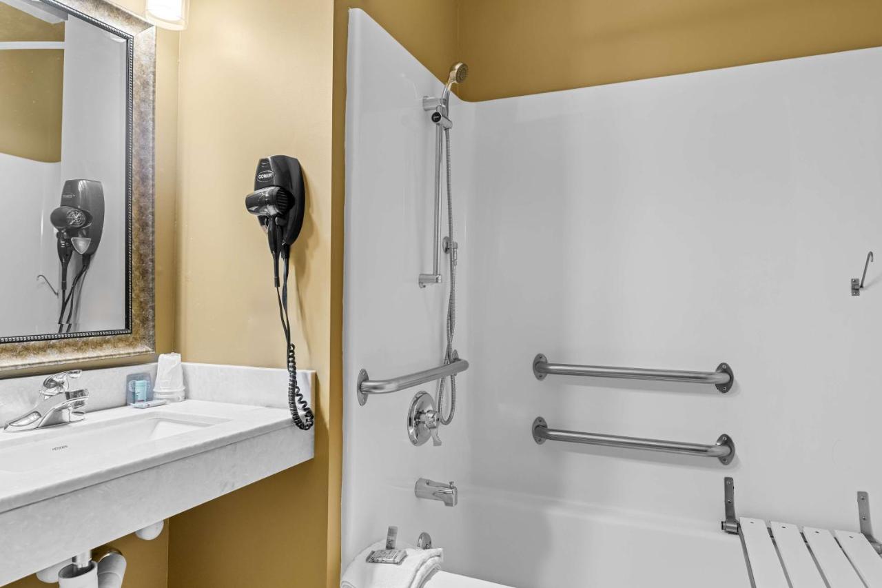 Queen Room with Two Queen Beds and Bath Tub - Disability Access at Best Western University Inn