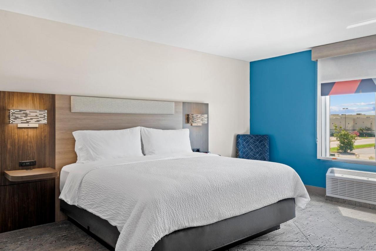 Executive King Room at Holiday Inn Express Tulsa South Bixby by IHG