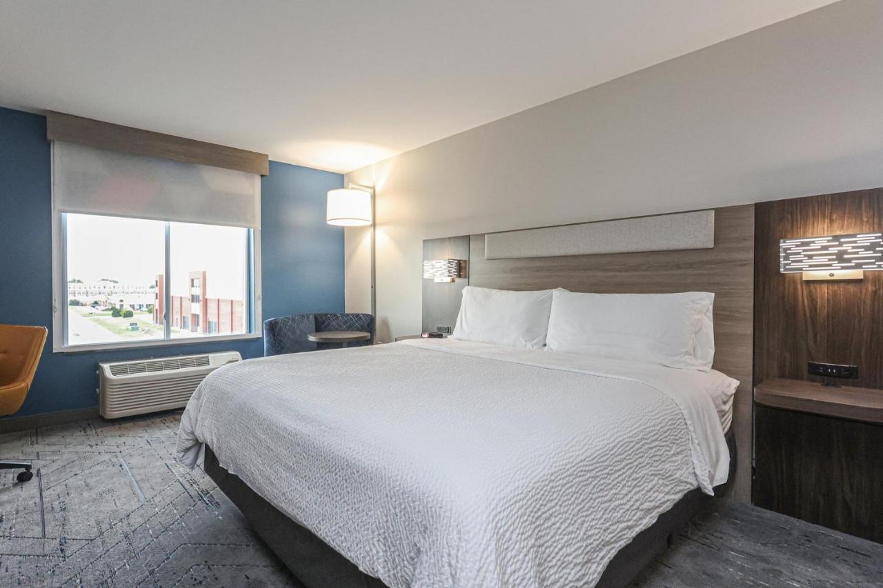 Executive King Room at Holiday Inn Express Tulsa South Bixby by IHG