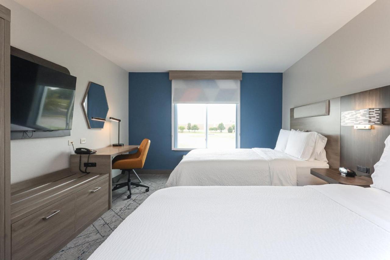 Queen Room with Two Queen Beds at Holiday Inn Express Tulsa South Bixby by IHG