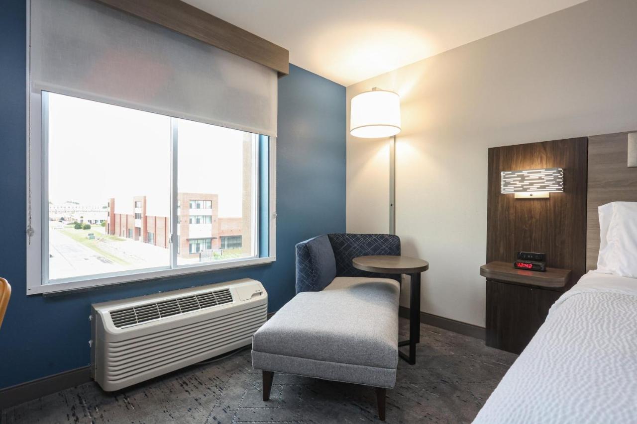 Executive King Room at Holiday Inn Express Tulsa South Bixby by IHG
