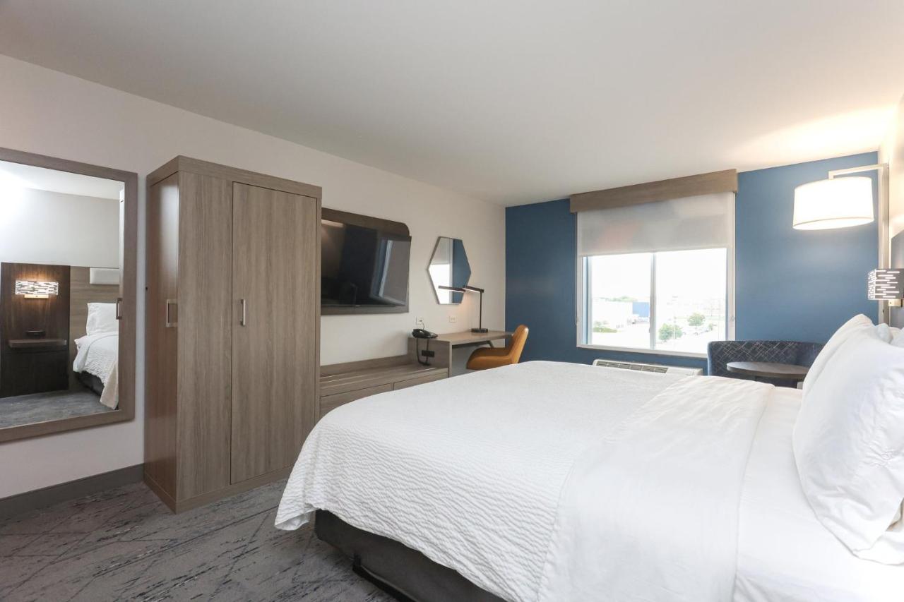 Executive King Room at Holiday Inn Express Tulsa South Bixby by IHG