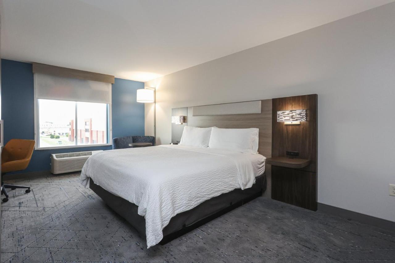 Executive King Room at Holiday Inn Express Tulsa South Bixby by IHG