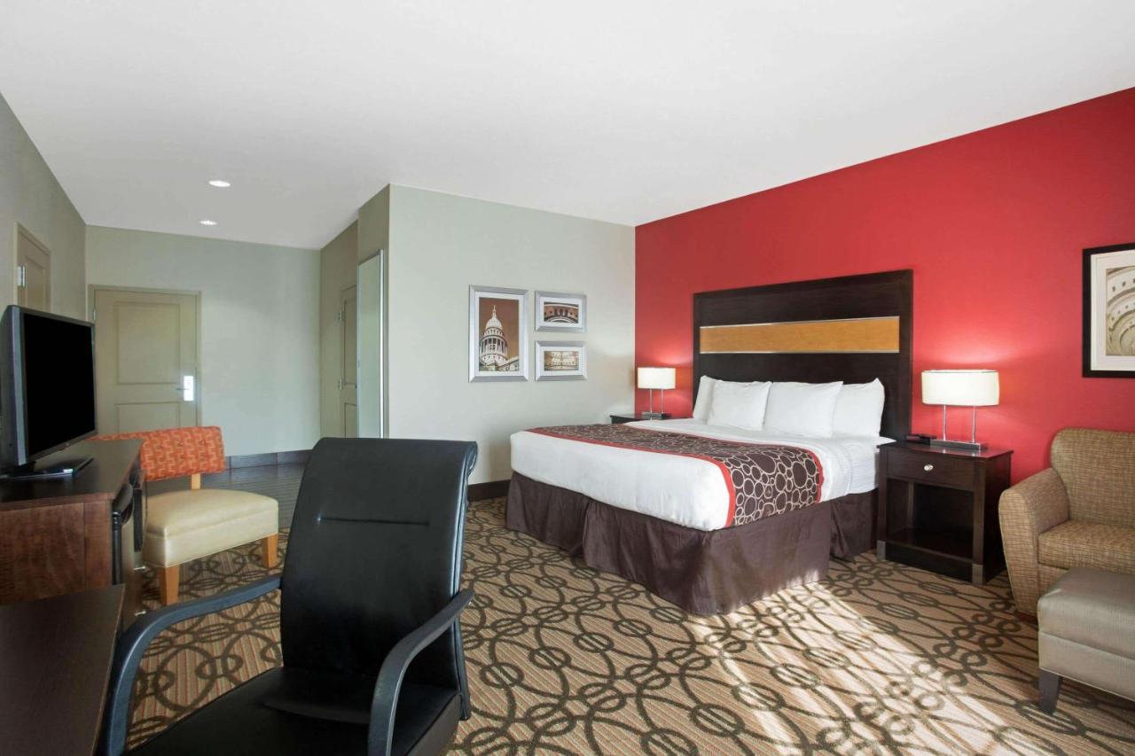 King Room - Mobility Access/Non-Smoking at La Quinta Inn & Suites by Wyndham Pearsall