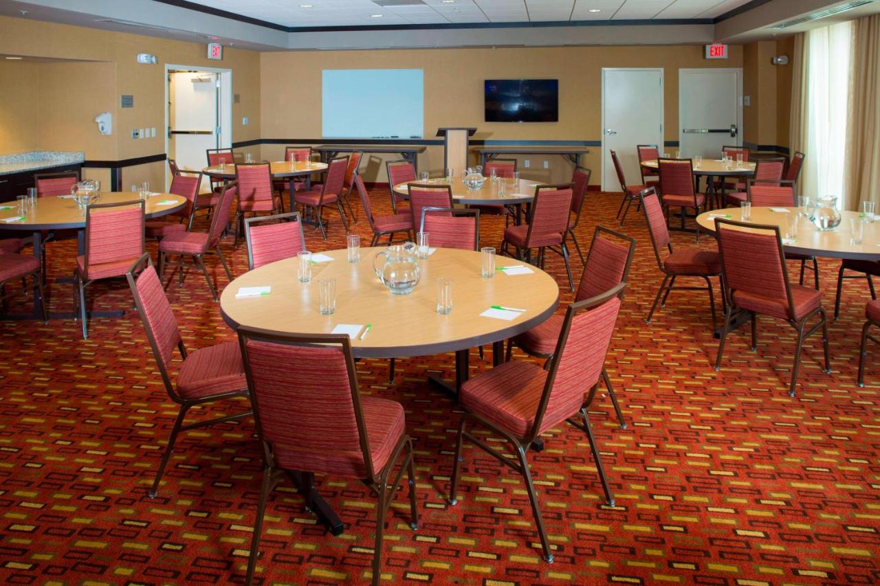 | Courtyard by Marriott Dallas Midlothian at Midlothian Conference Center