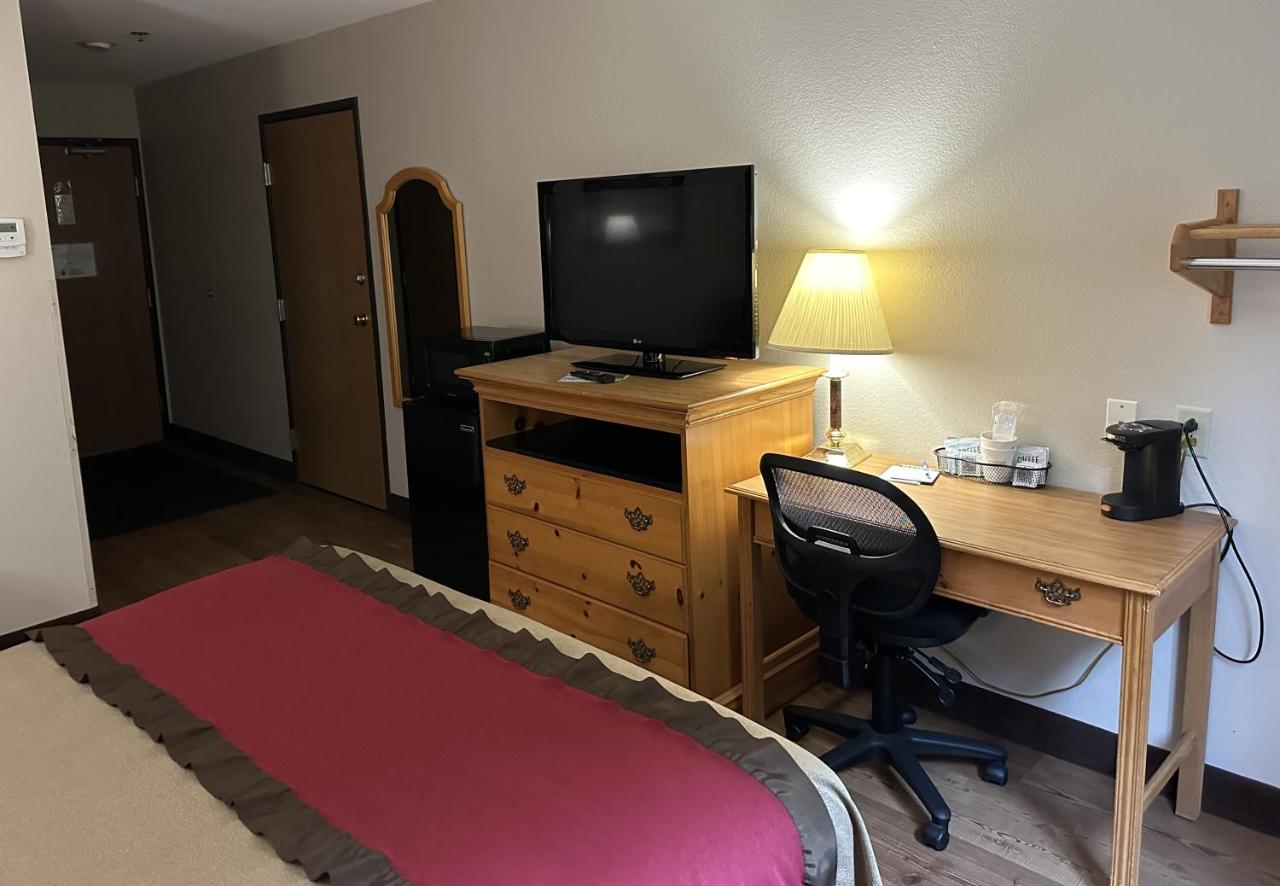 | Super 8 by Wyndham West Branch