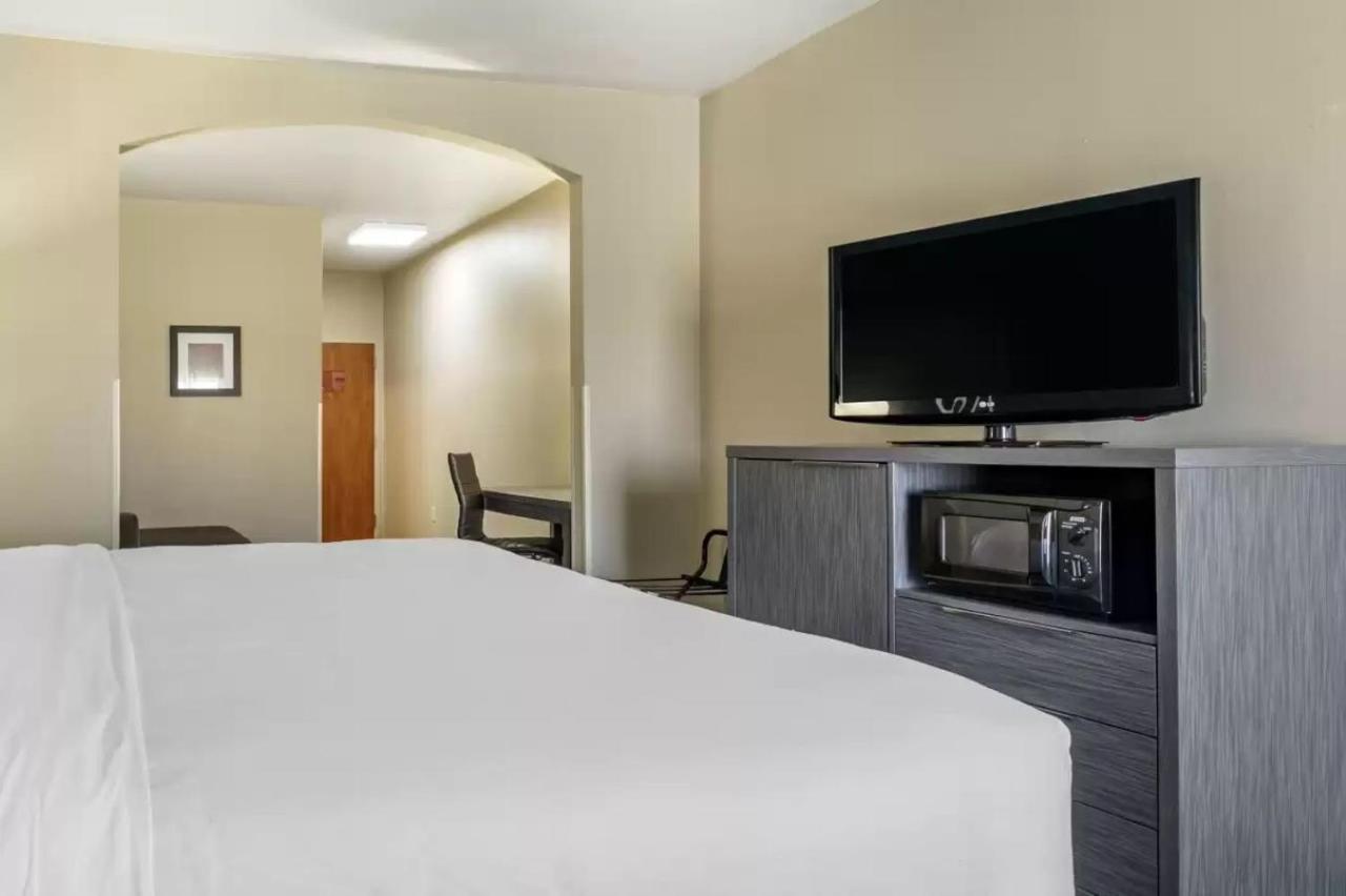 King Suite with Sofa Bed - Non-Smoking at Comfort Inn & Suites Pauls Valley - City Lake