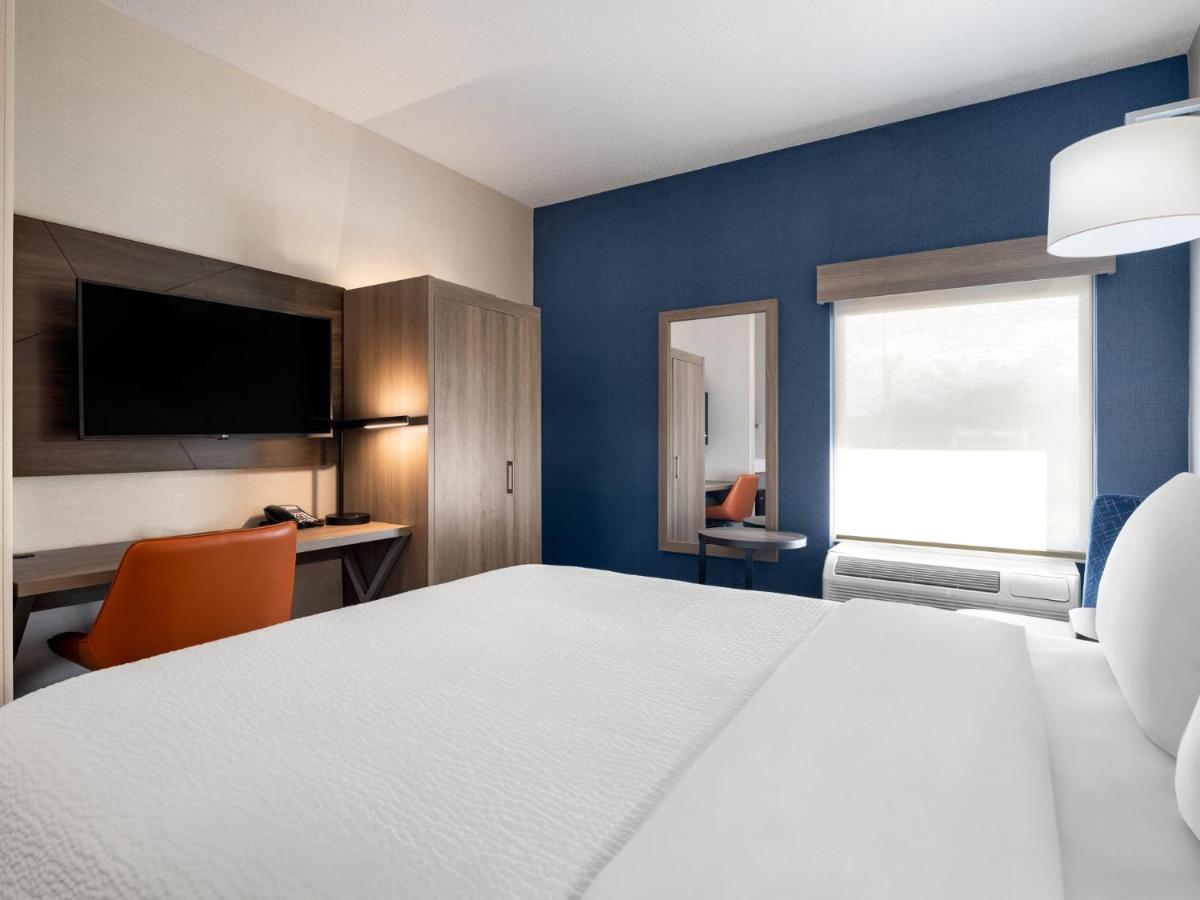 Studio Room with Hearing Accessible Roll In Shower at Holiday Inn Express Meadville (I-79 Exit 147a) by IHG