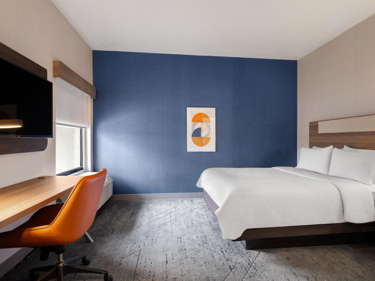 Studio Room with One Bed - Mobility Accessible Tub at Holiday Inn Express Meadville (I-79 Exit 147a) by IHG