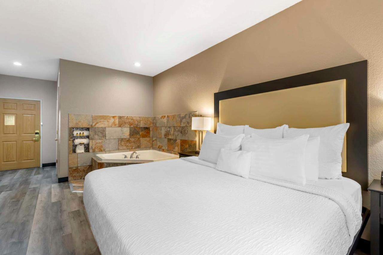 King Room with Spa Bath - Non Smoking at Best Western Plus Des Moines West Inn & Suites