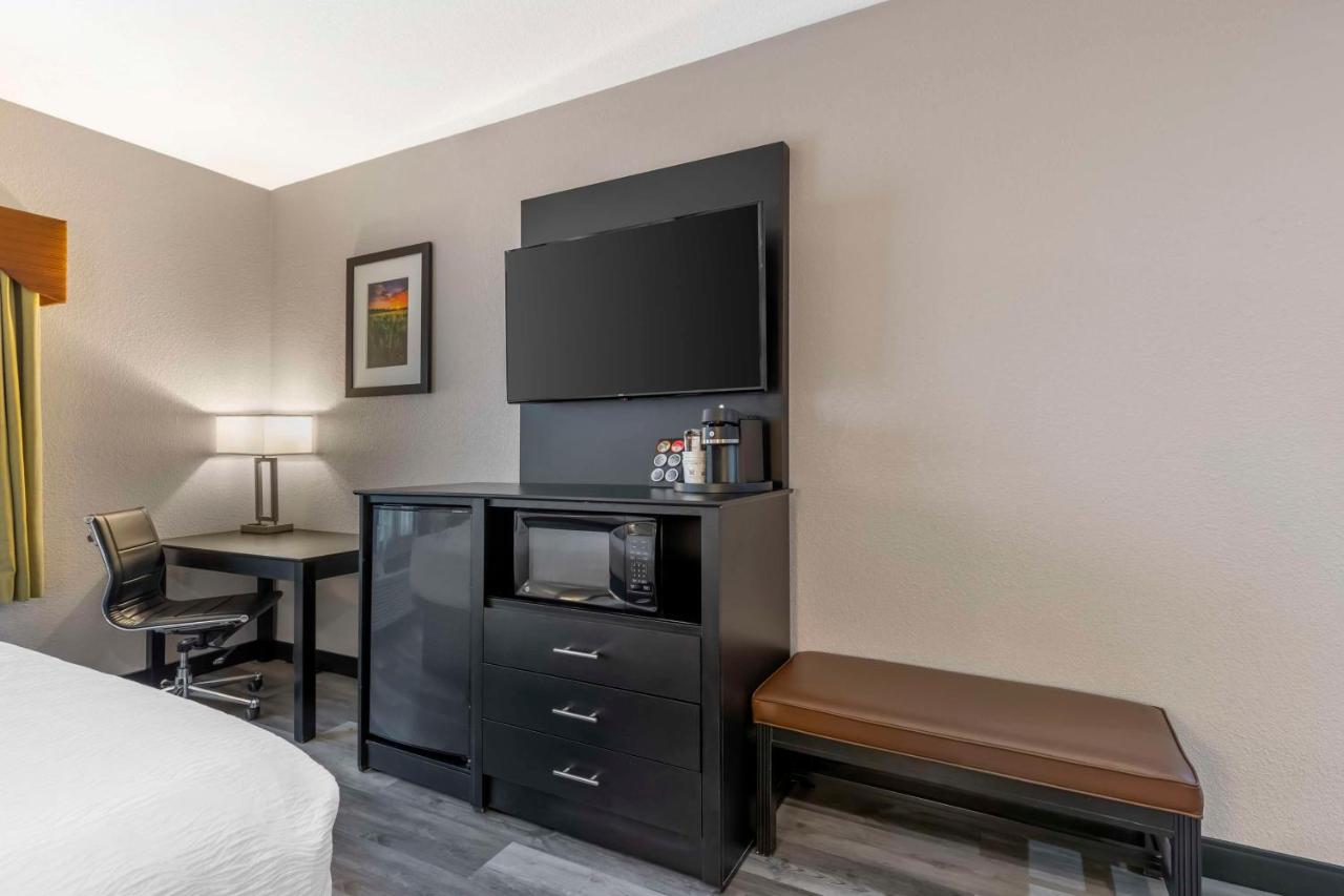 King Room with Spa Bath - Non Smoking at Best Western Plus Des Moines West Inn & Suites