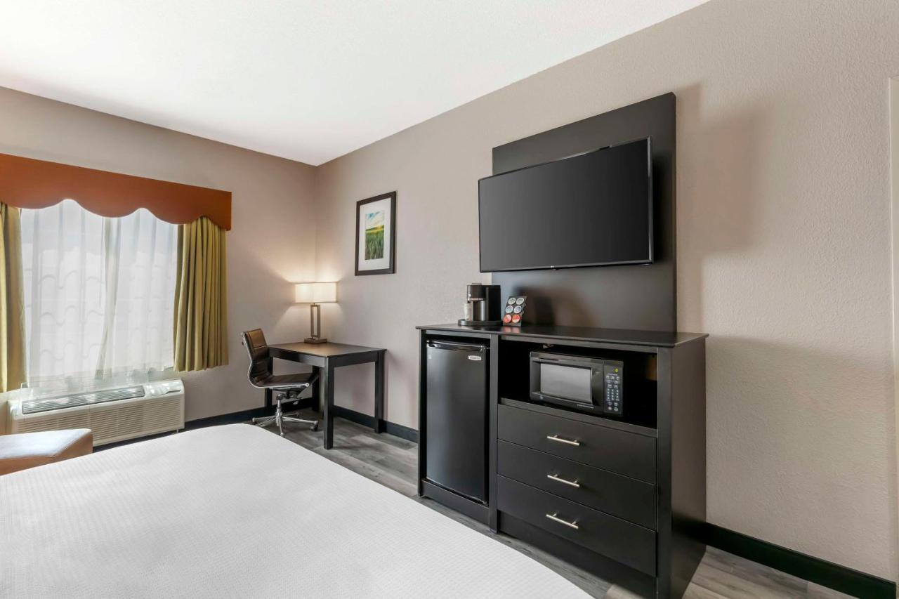 King Room with Roll-in Shower - Disability Access - Non smoking at Best Western Plus Des Moines West Inn & Suites