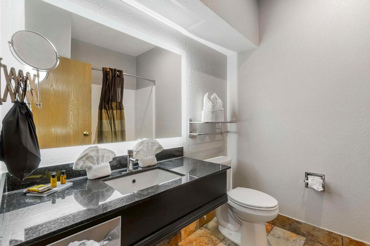 King Room with Spa Bath - Non Smoking at Best Western Plus Des Moines West Inn & Suites