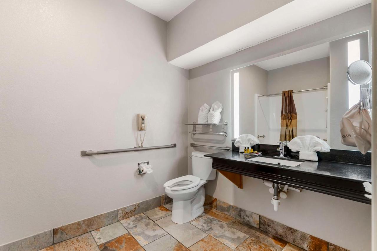 | Best Western Plus Des Moines West Inn & Suites