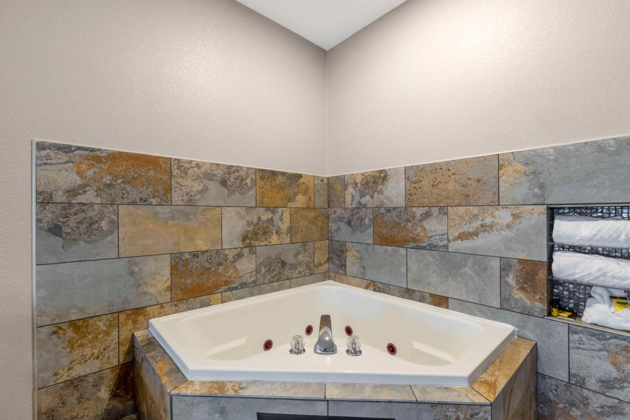 | Best Western Plus Des Moines West Inn & Suites