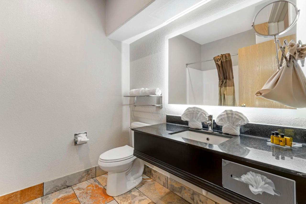 | Best Western Plus Des Moines West Inn & Suites