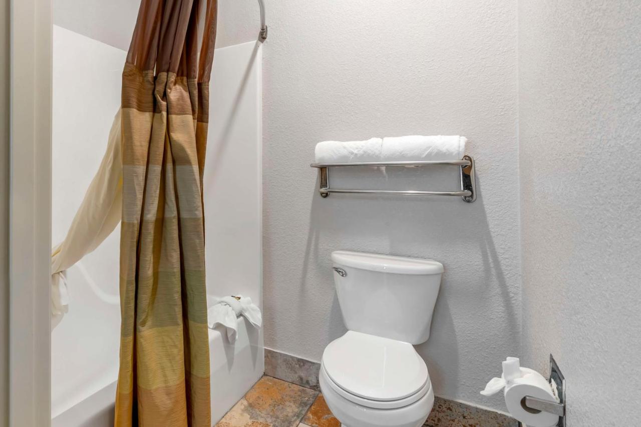 | Best Western Plus Des Moines West Inn & Suites