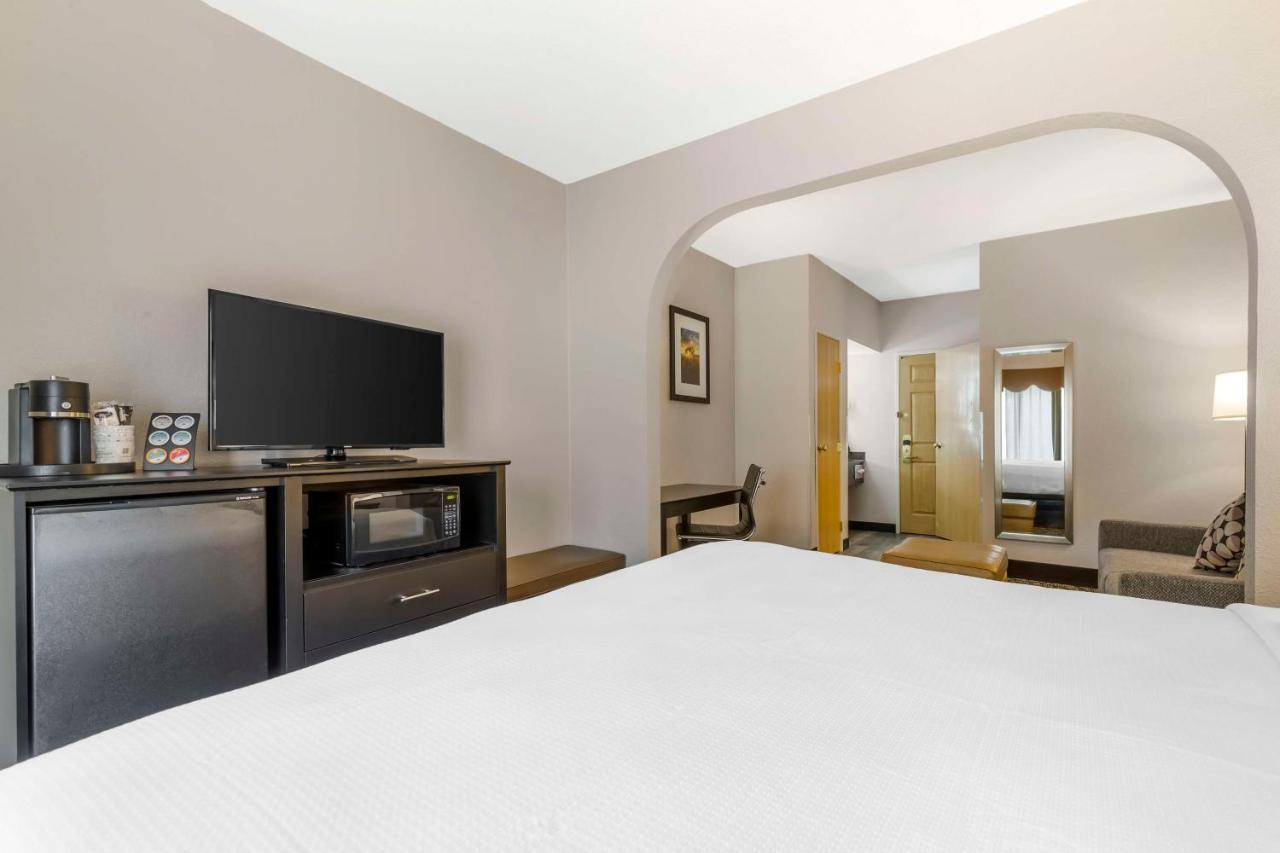 King Suite with Sofa Bed - Non Smoking at Best Western Plus Des Moines West Inn & Suites