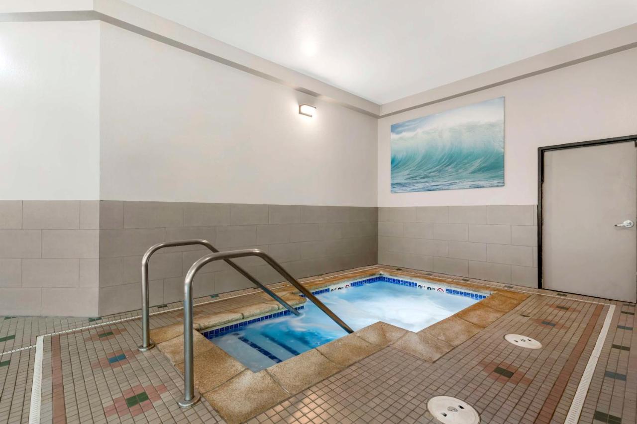 | Best Western Plus Des Moines West Inn & Suites