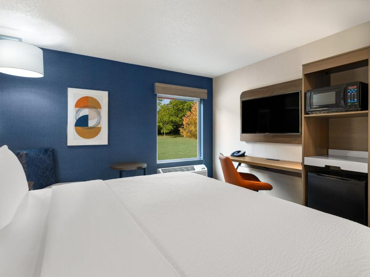 King Room - Hearing Accessible - Non-Smoking at Holiday Inn Express Meadville (I-79 Exit 147a) by IHG