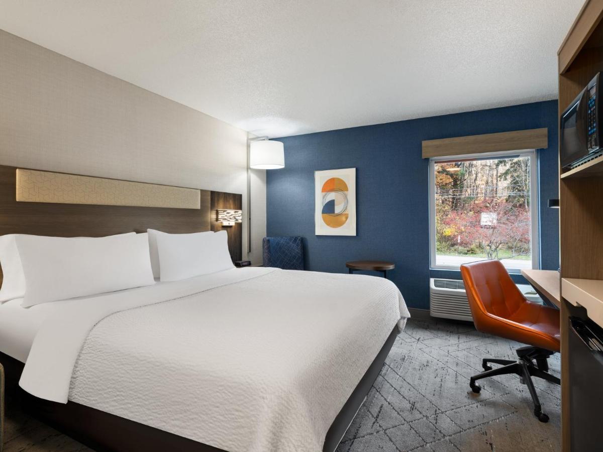 King Room - Hearing Accessible - Non-Smoking at Holiday Inn Express Meadville (I-79 Exit 147a) by IHG