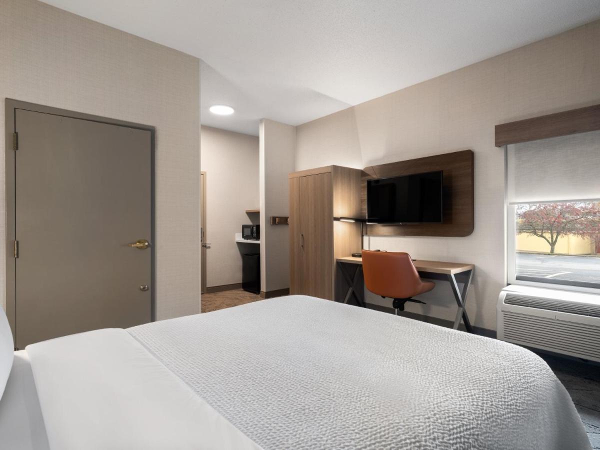 Studio Room with Hearing Accessible Roll In Shower at Holiday Inn Express Meadville (I-79 Exit 147a) by IHG