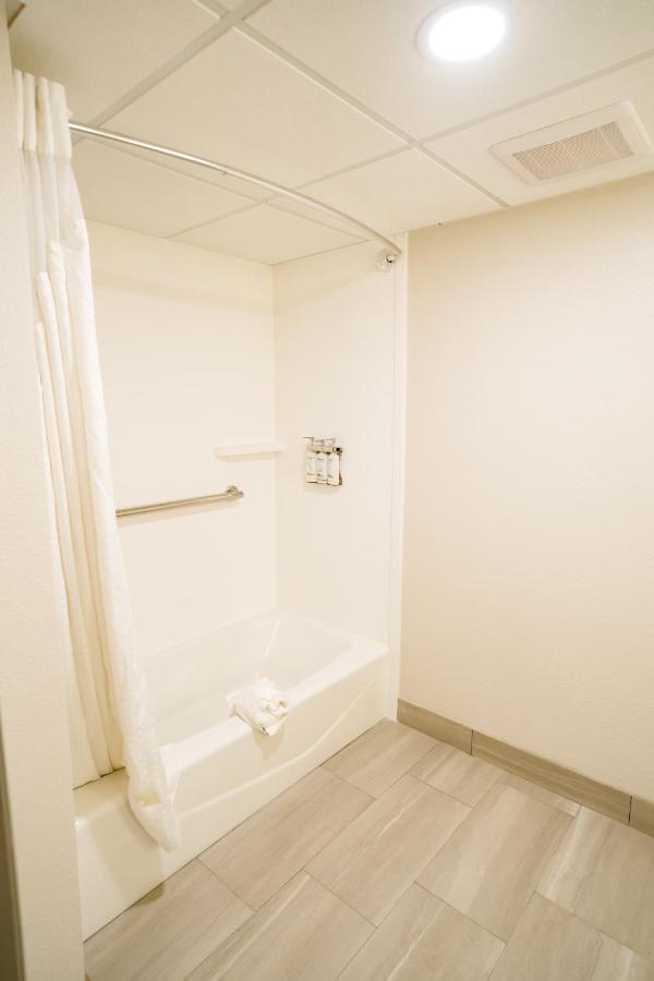 | Holiday Inn Express Hotel & Suites Knoxville-North-I-75 Exit 112, an IHG Hotel