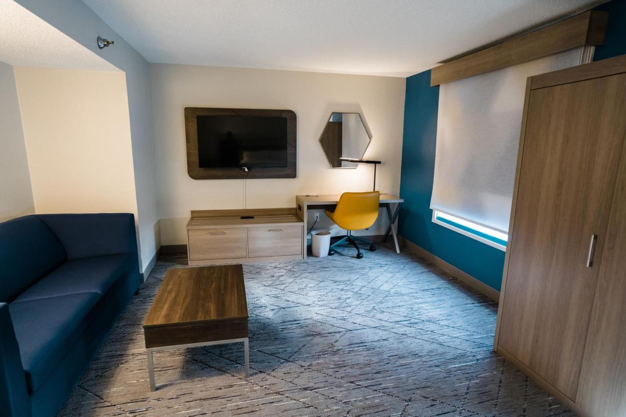 | Holiday Inn Express Hotel & Suites Knoxville-North-I-75 Exit 112, an IHG Hotel