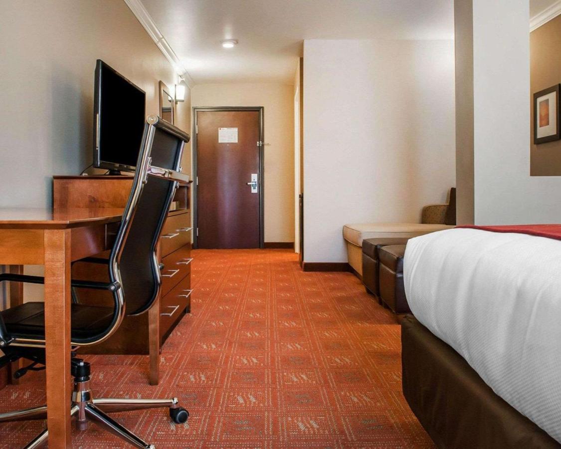 King Room with Sofa Bed - Non-Smoking at Comfort Suites Farmington