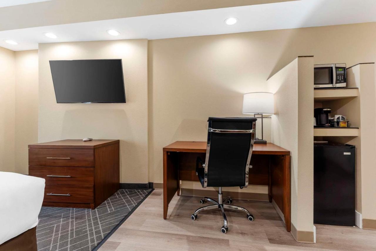 King Suite at Comfort Suites Monaca