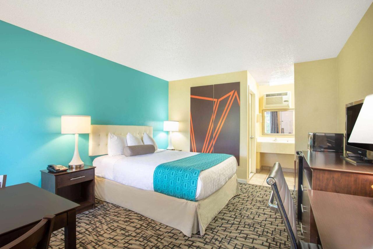 | Howard Johnson by Wyndham Rocky Hill