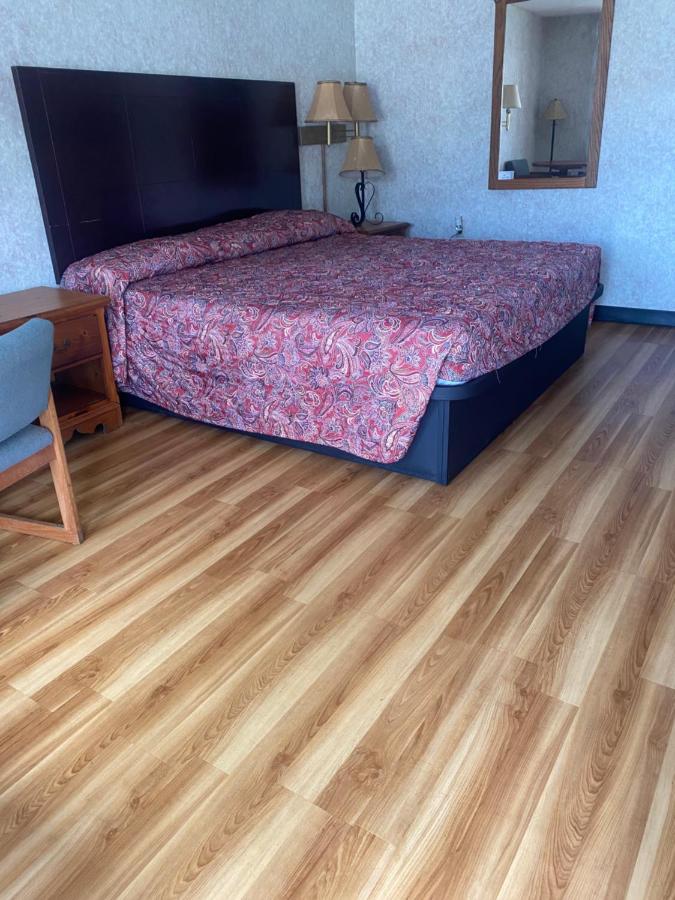 | Riverfront Lodge