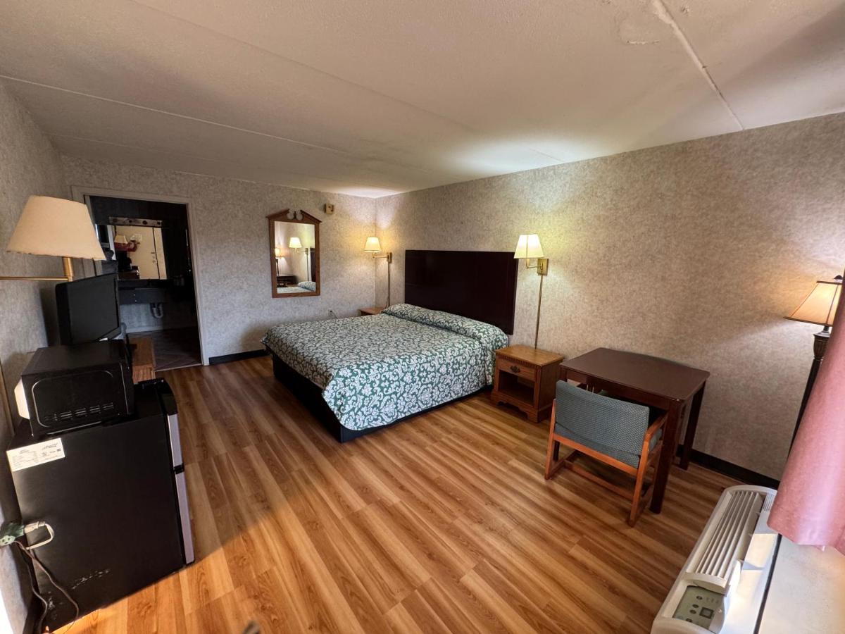 | Riverfront Lodge
