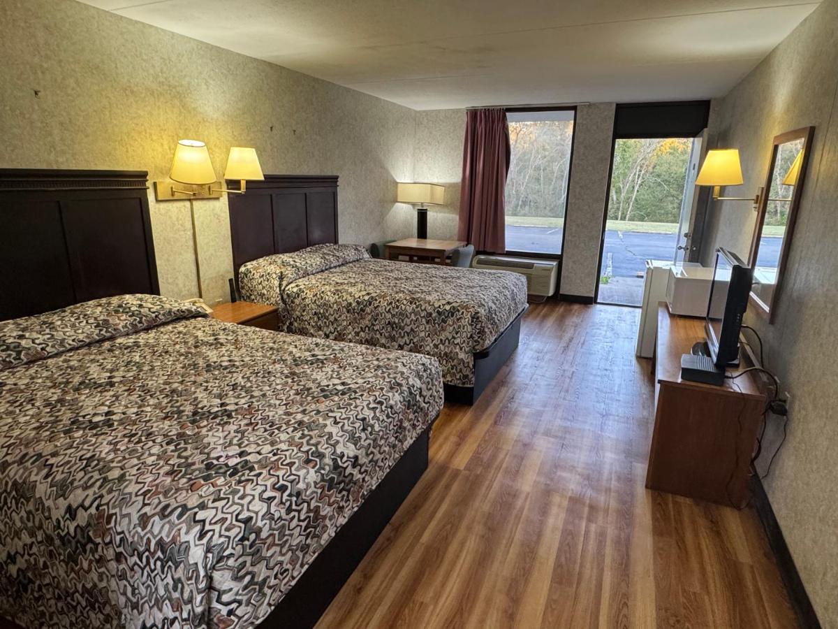 | Riverfront Lodge