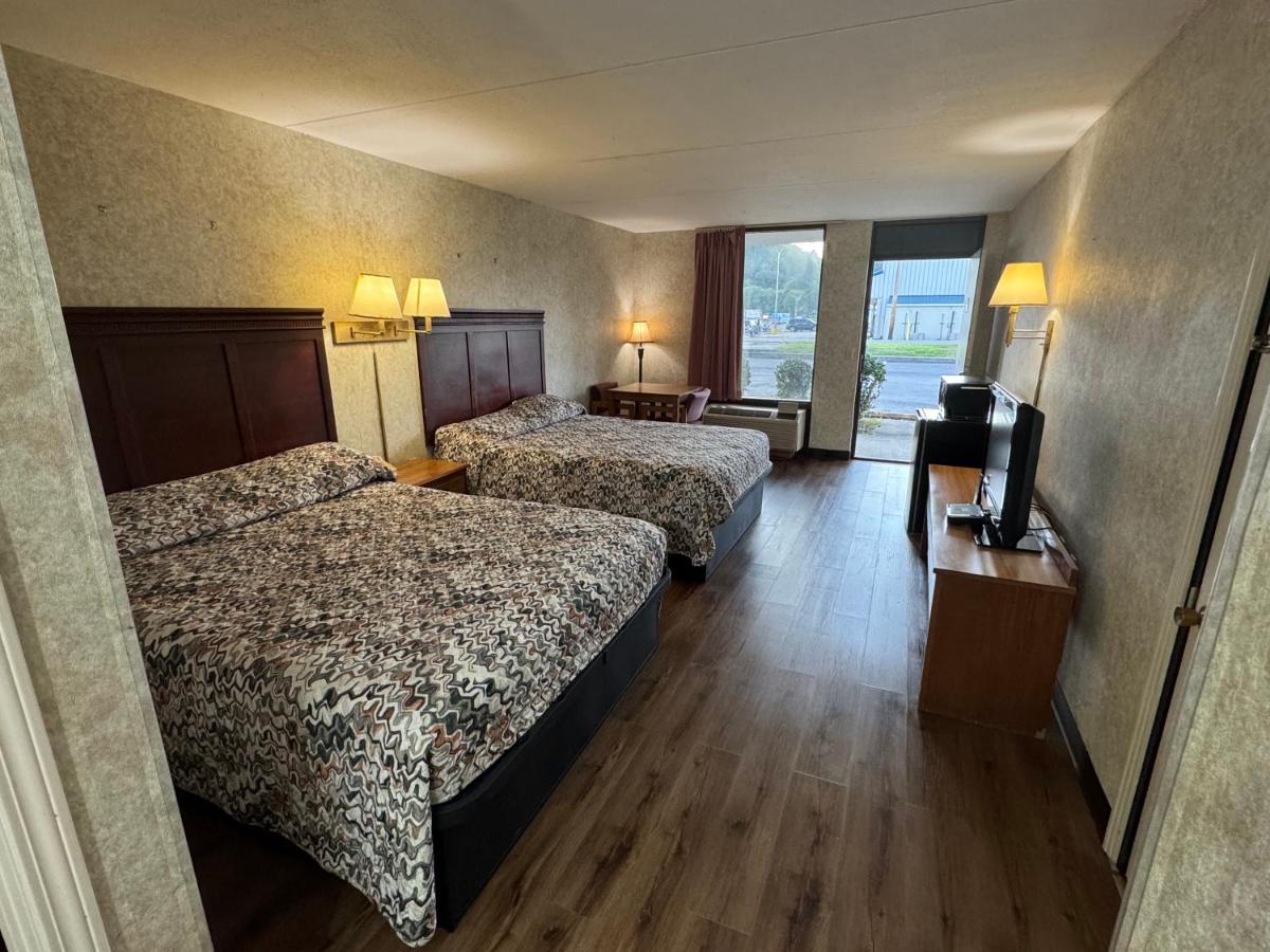 | Riverfront Lodge