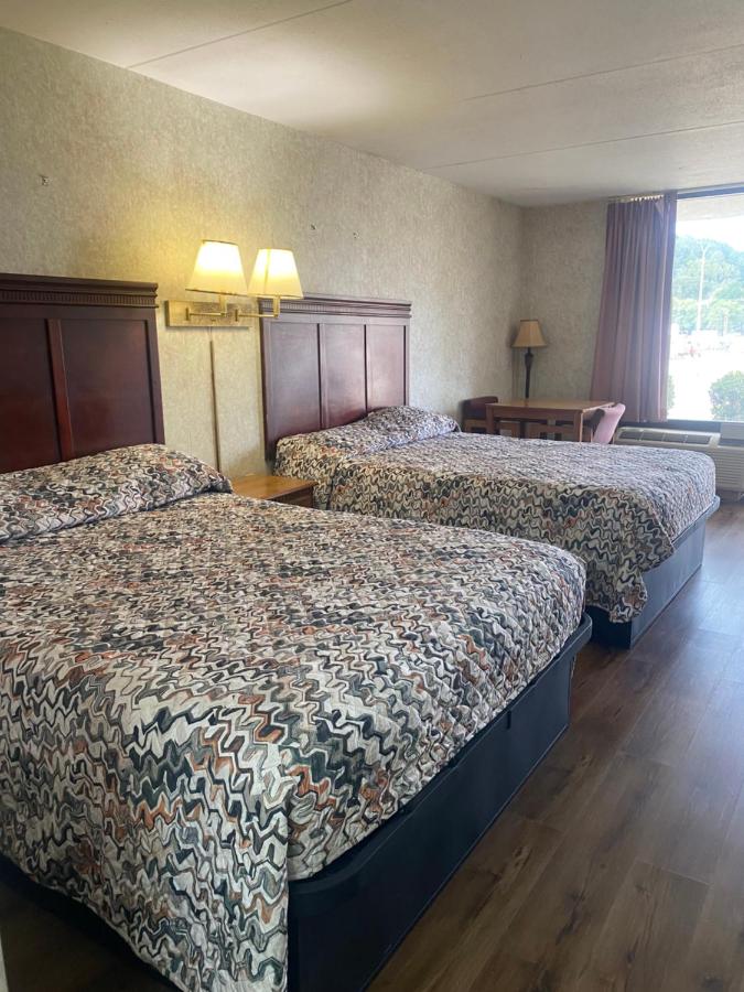 | Riverfront Lodge