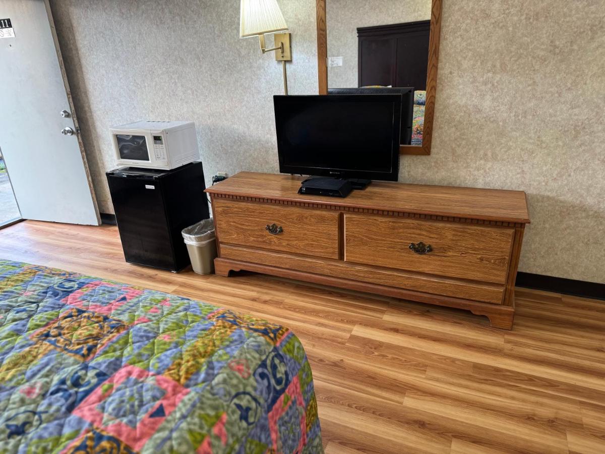 | Riverfront Lodge