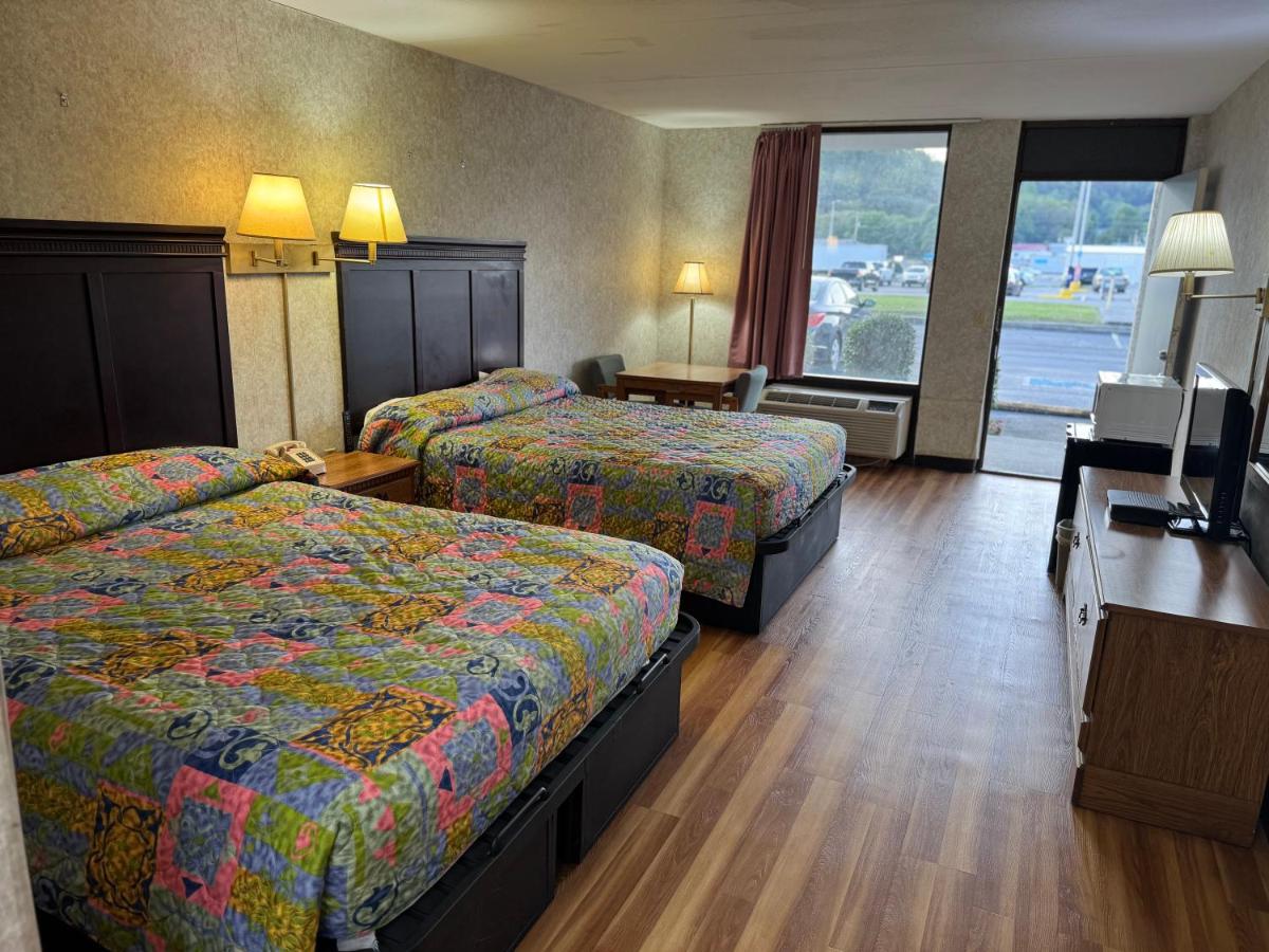 | Riverfront Lodge