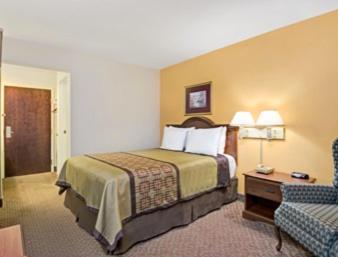 Queen Room - Disability Access - Non-Smoking at Days Inn & Suites by Wyndham Siler City