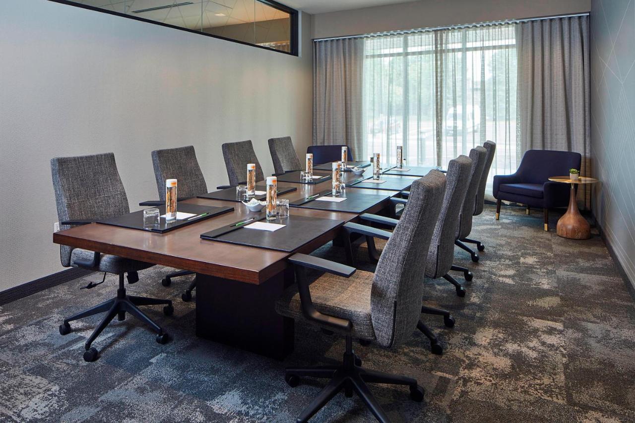 | Courtyard by Marriott Minneapolis West