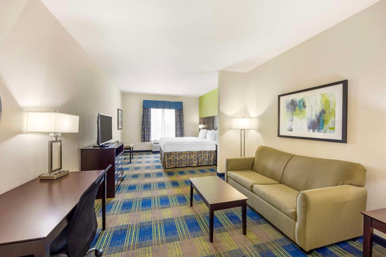 King Suite at Best Western Plus Pratt