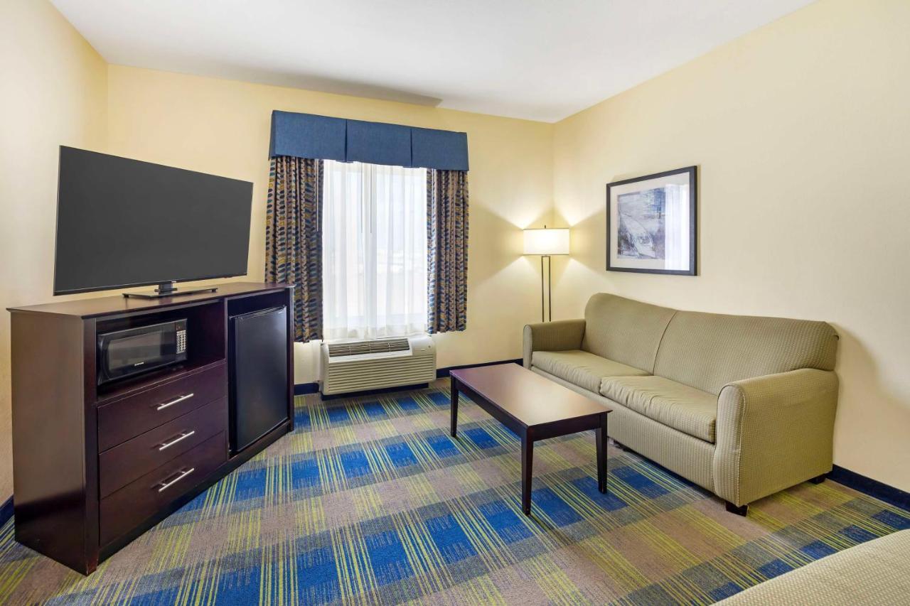 King Suite with Bath Tub - Disability Access at Best Western Plus Pratt