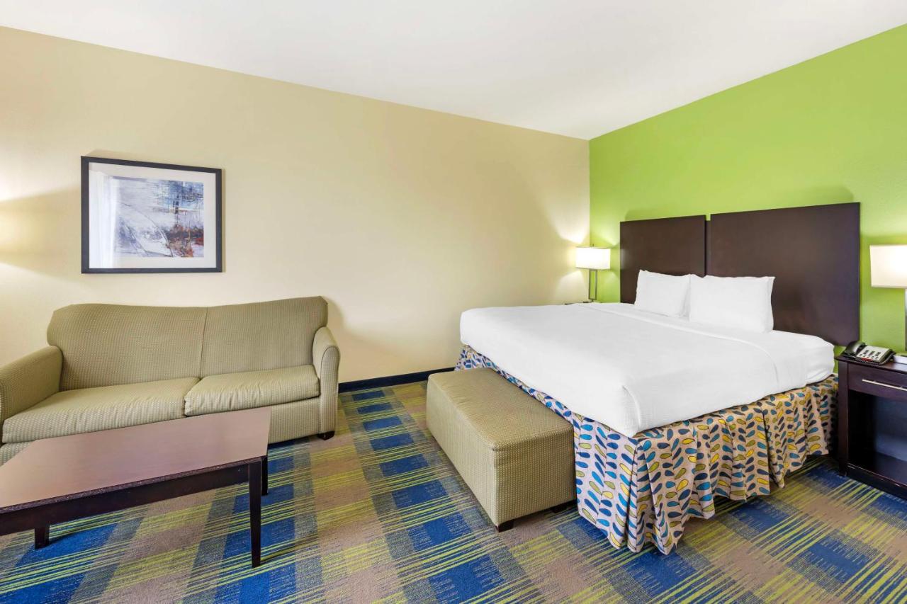 King Suite with Bath Tub - Disability Access at Best Western Plus Pratt